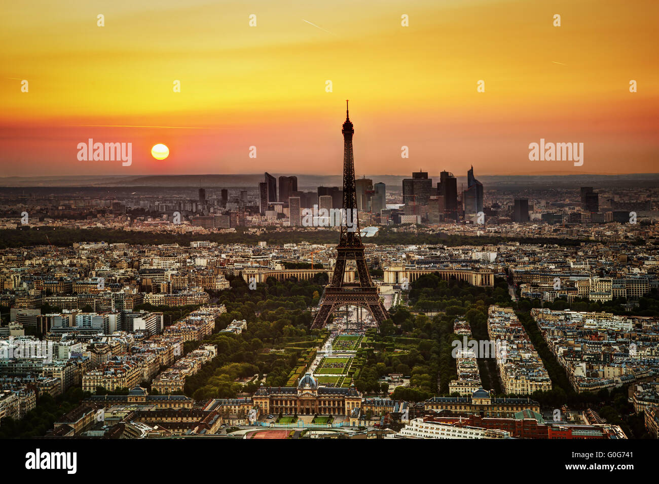 Paris, Frankreich bei Sonnenuntergang. Blick auf den Eiffelturm Stockfoto