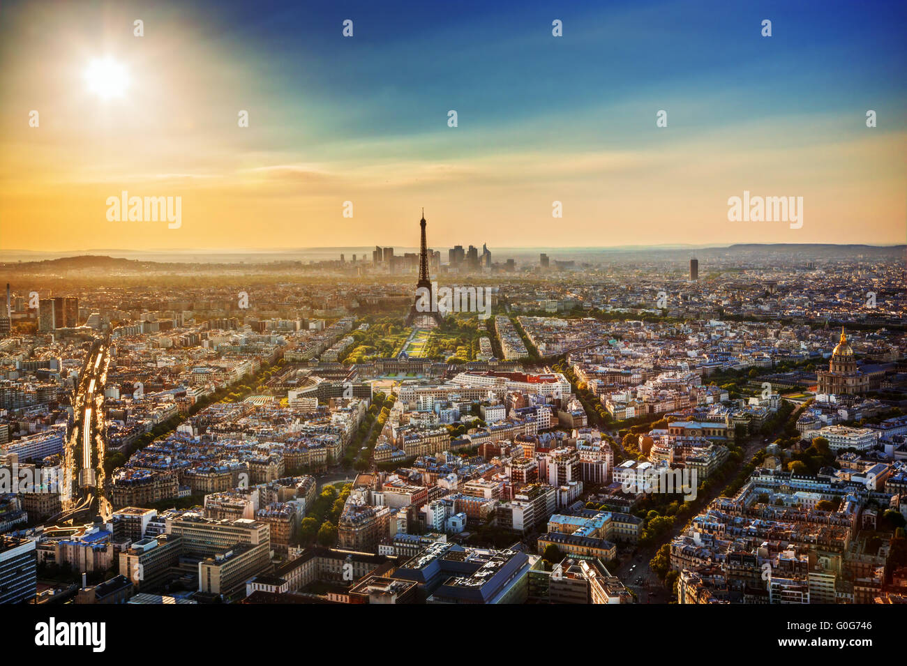 Paris, Frankreich bei Sonnenuntergang. Luftbild auf Grenzsteinen Stockfoto
