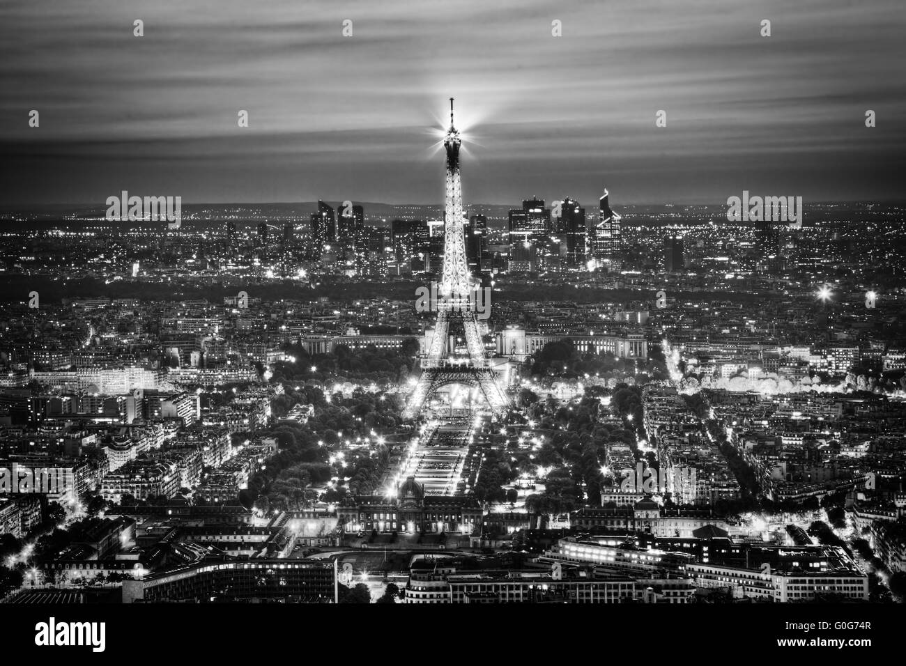 Eiffel Turm Licht Leistung zeigen in der Nacht, Paris, Frankreich. Luftaufnahme. Schwarz / weiß Stockfoto