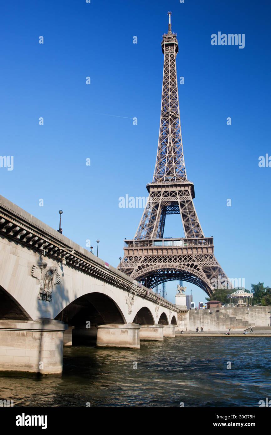 Eiffel Turm und Brücke am Seineufer in Paris, Frankreich. Stockfoto