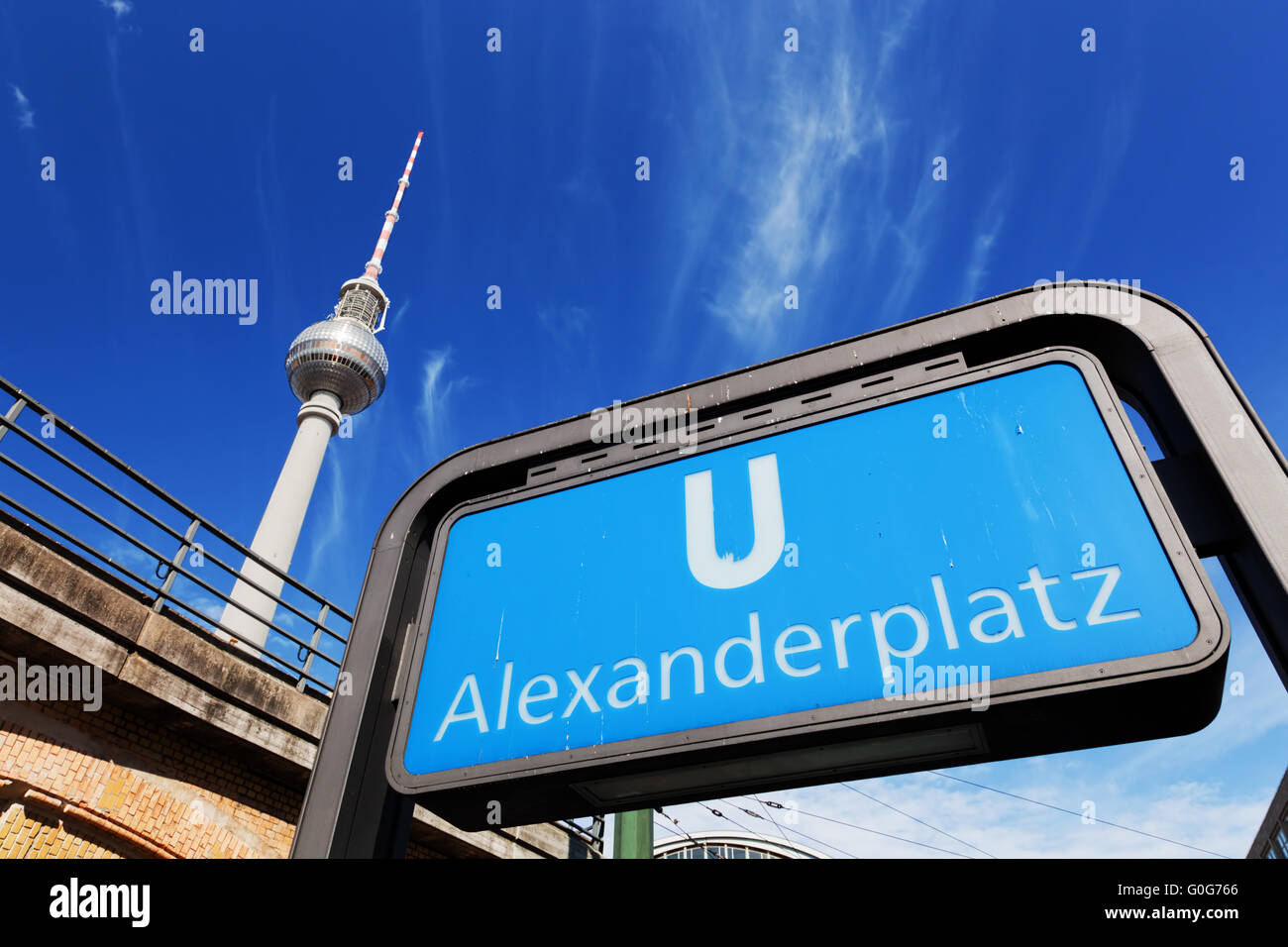 U-Bahnstation Alexanderplatz Zeichen und Fernsehturm Stockfoto