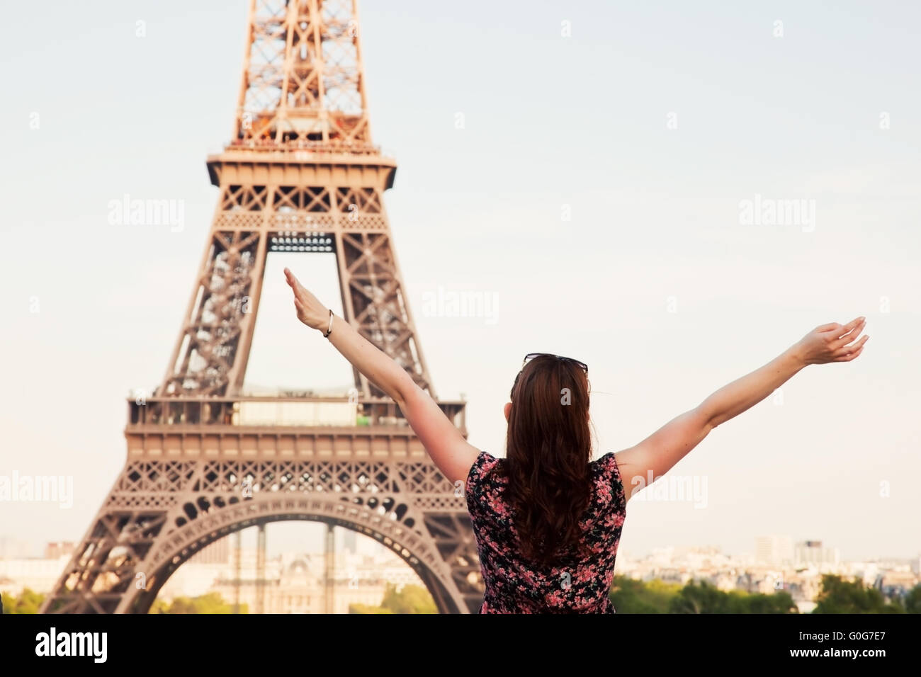 Junge attraktive glücklich Frau mit Händen, mit Blick auf den Eiffelturm in Paris Stockfoto