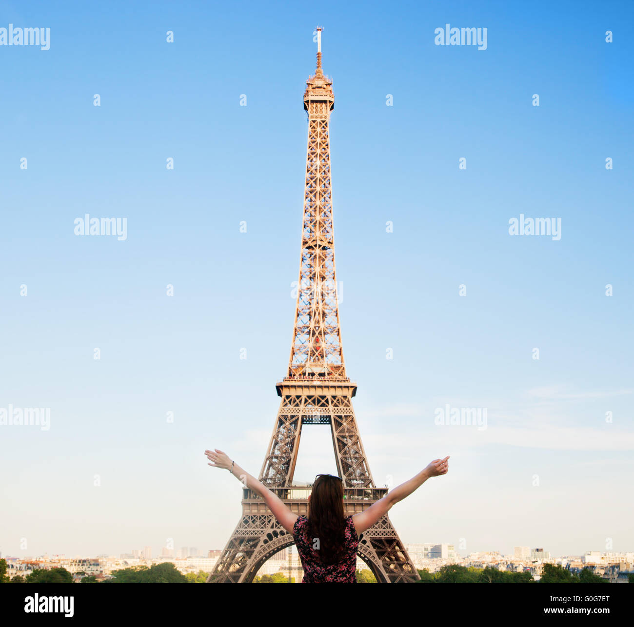 Junge attraktive glücklich Frau mit Händen, mit Blick auf den Eiffelturm in Paris Stockfoto