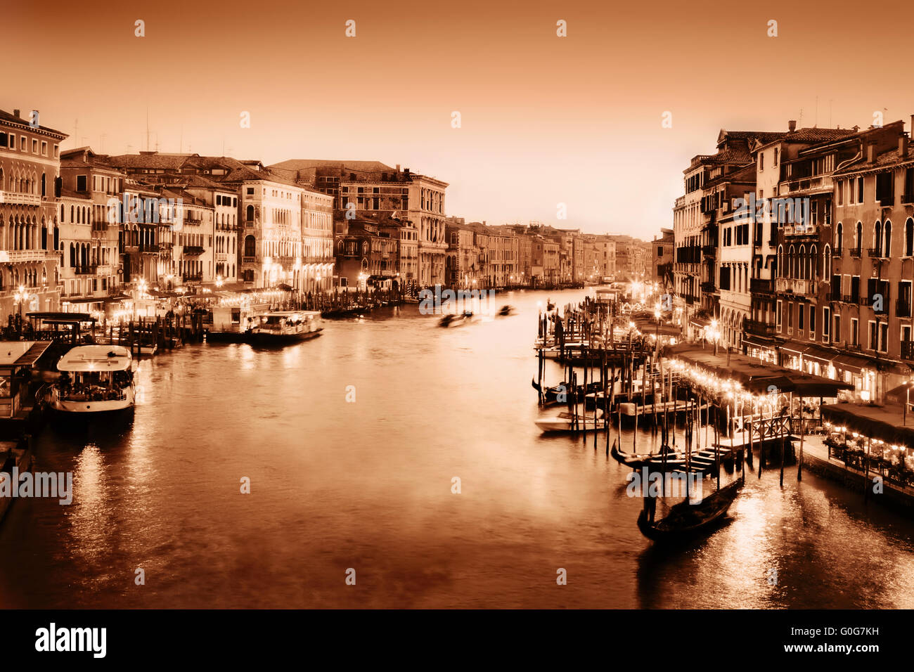 Venedig, Italien. Gondel schwebt am Canal Grande bei Sonnenuntergang Stockfoto