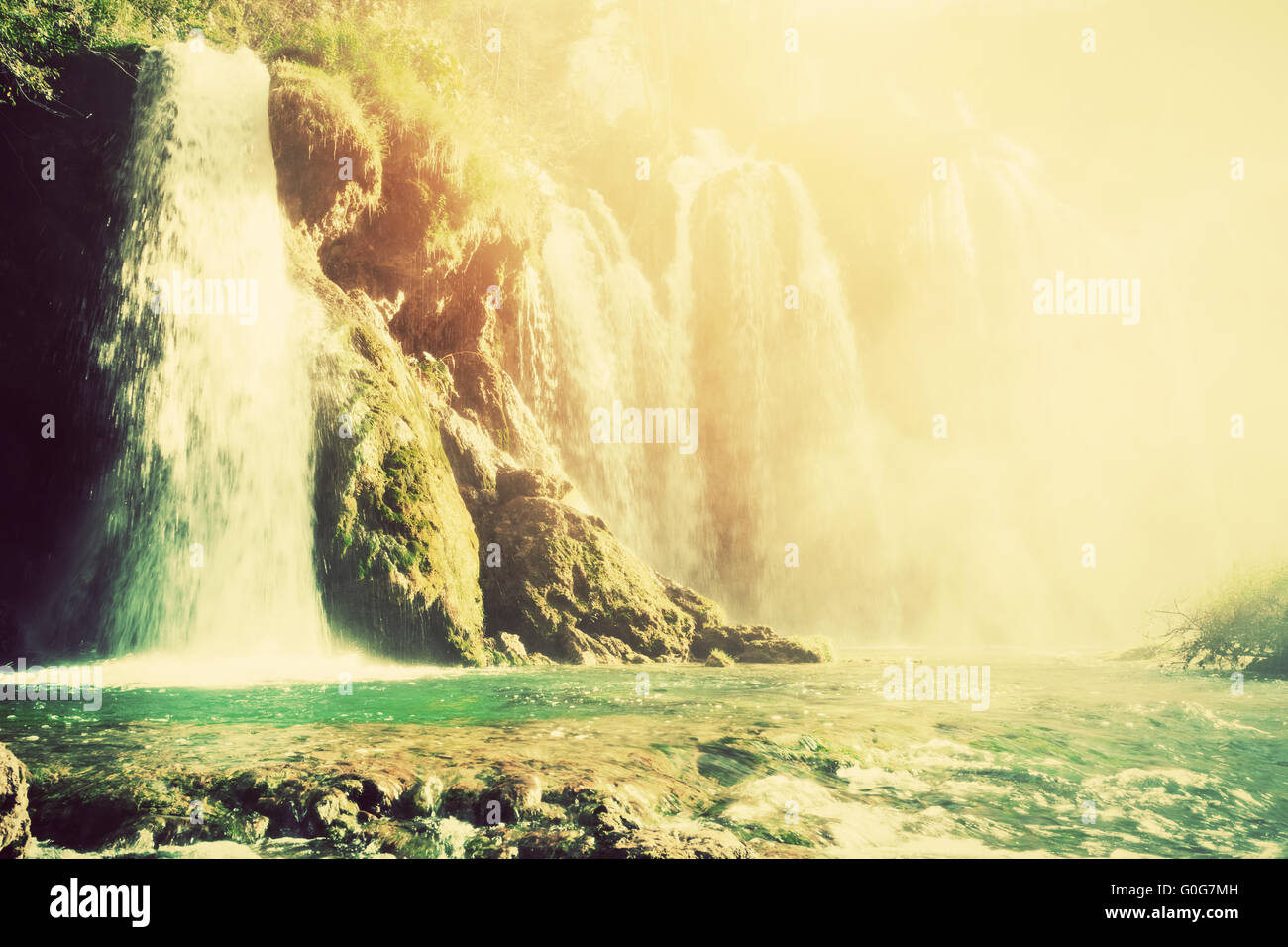Wasserfall im Wald. Kristallklares Wasser. Plitvicer Seen Stockfoto