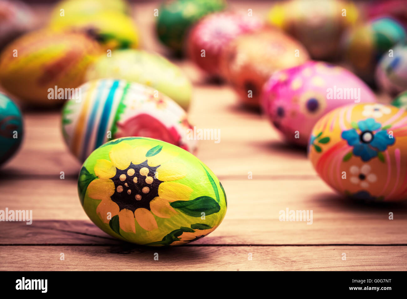 Bunte handbemalte Ostereier auf Holz. Einzigartige handgefertigte, Vintage-Design. Stockfoto