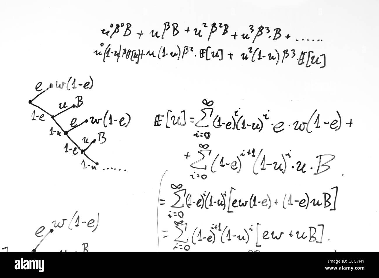 Komplexe mathematische Formeln auf Whiteboard. Mathematik und Naturwissenschaften mit Wirtschaftswissenschaften Stockfoto