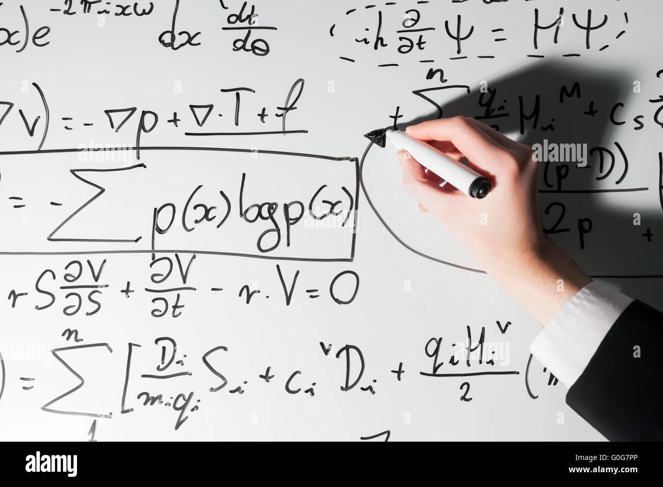 Mann, komplexe mathematische Formeln auf Whiteboard schreiben. Mathematik und Naturwissenschaften Stockfoto
