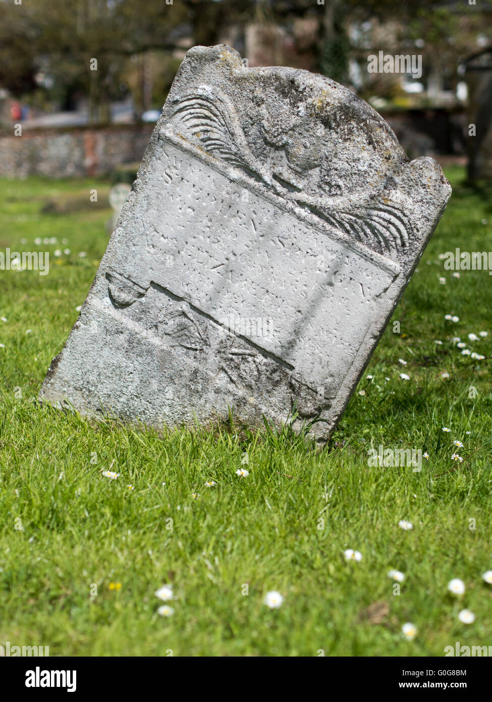 Eine alte schiefe Grabstein. Stockfoto