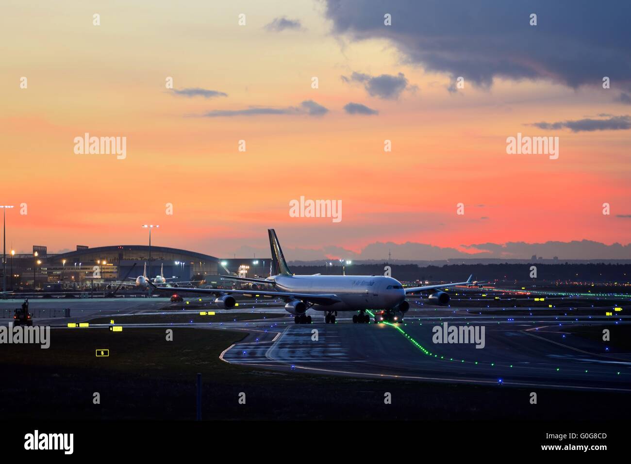 Flugzeug am Abend Stockfoto