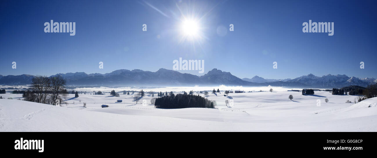 Panorama-Landschaft in Bayern mit Alpen Berge und See im winter Stockfoto