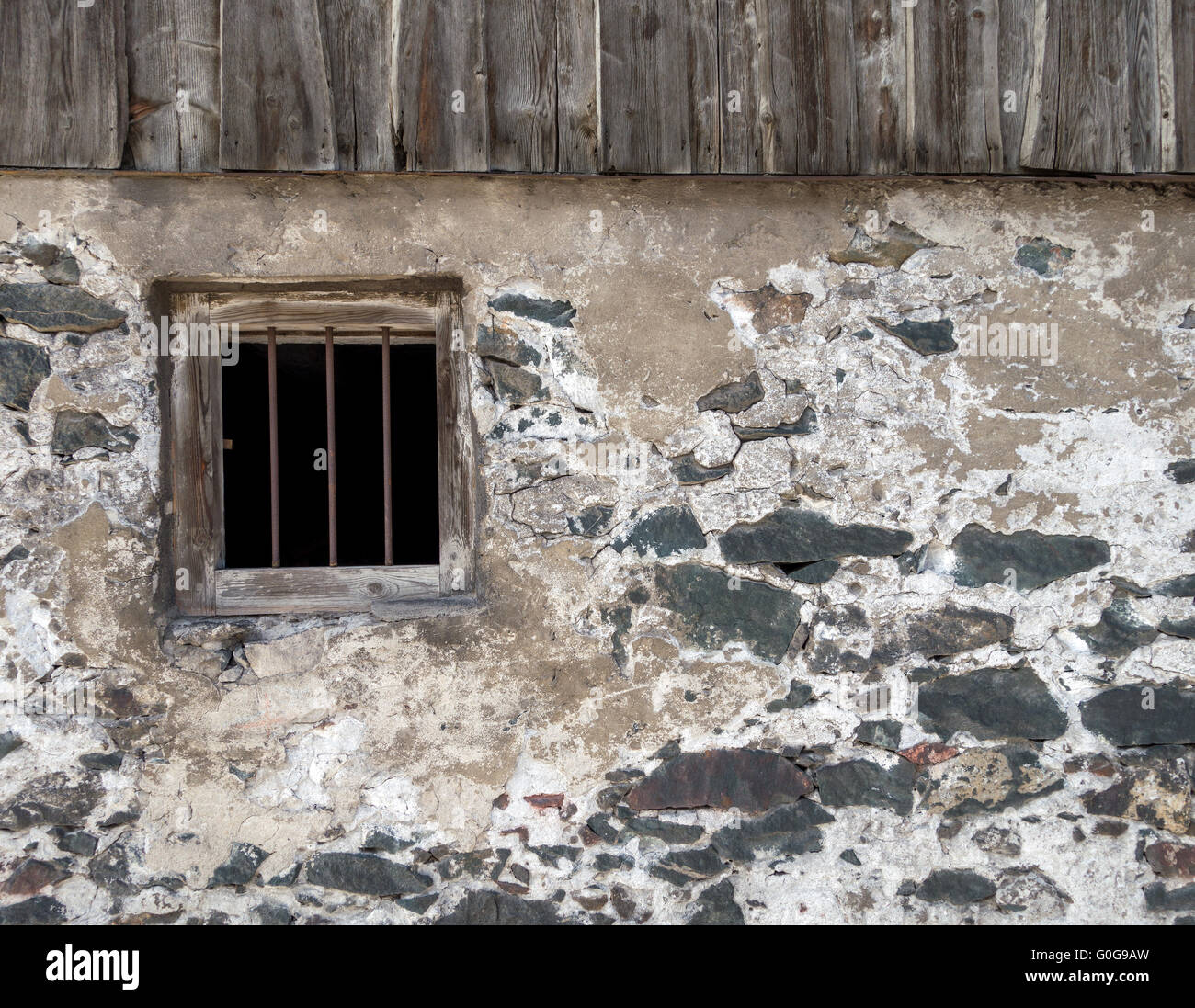 Fassade eines alten Hauses mit vergitterten Fenster Stockfoto