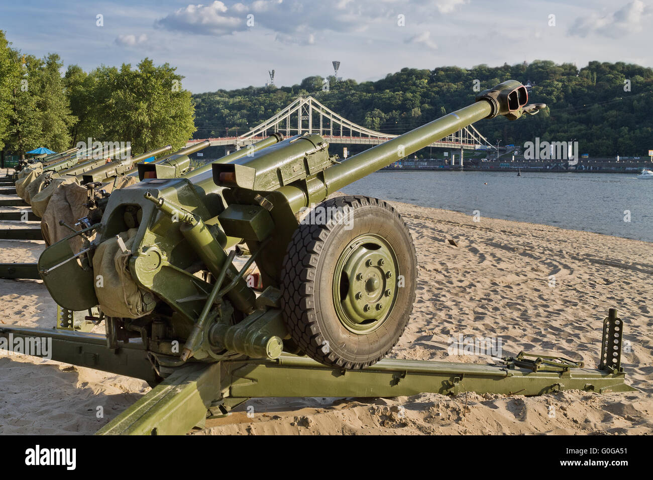 Am Strand in Kiew zur Vorbereitung der Feier des Unabhängigkeitstages Kanone Stockfoto