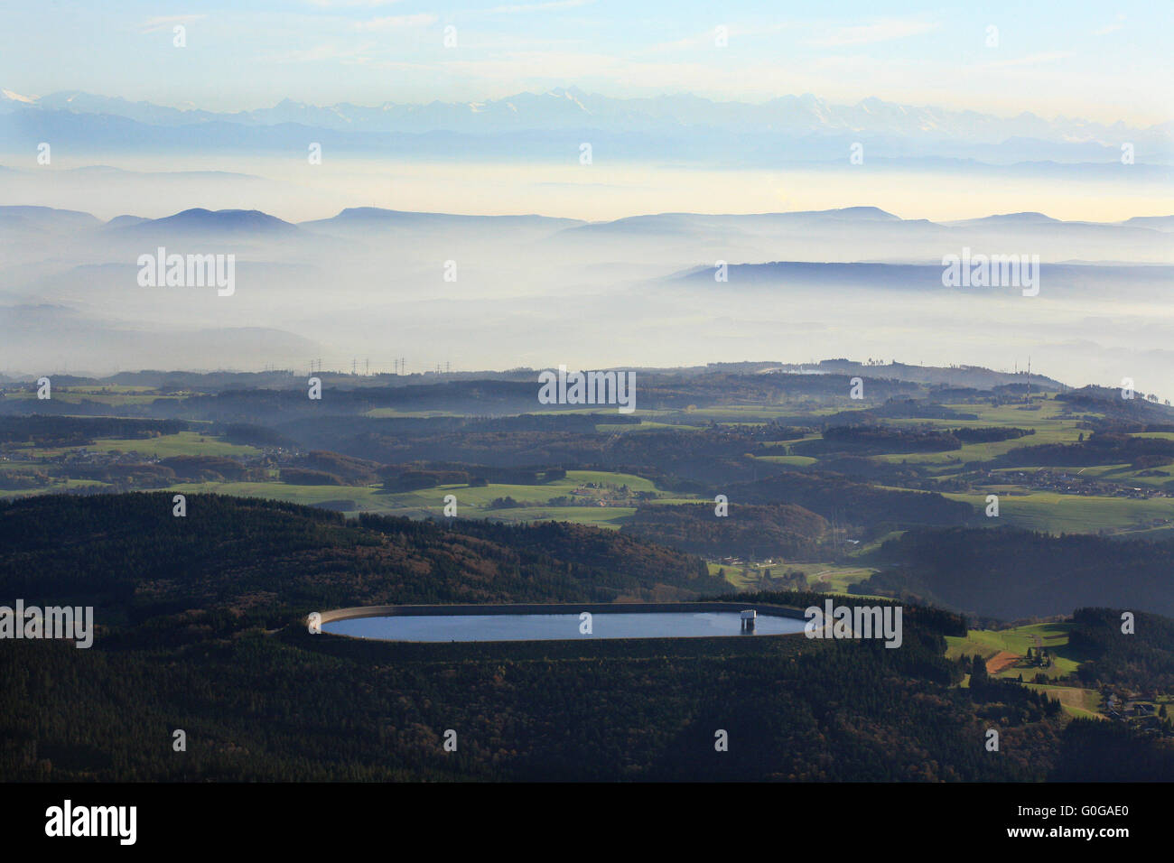Hohe Behälter Hornbergbecken im Schwarzwald mit Blick auf die Alpen Stockfoto