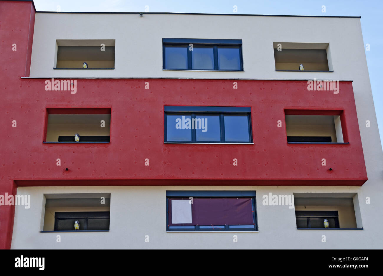 vor einem Gebäude mit Statuen von Eulen Stockfoto