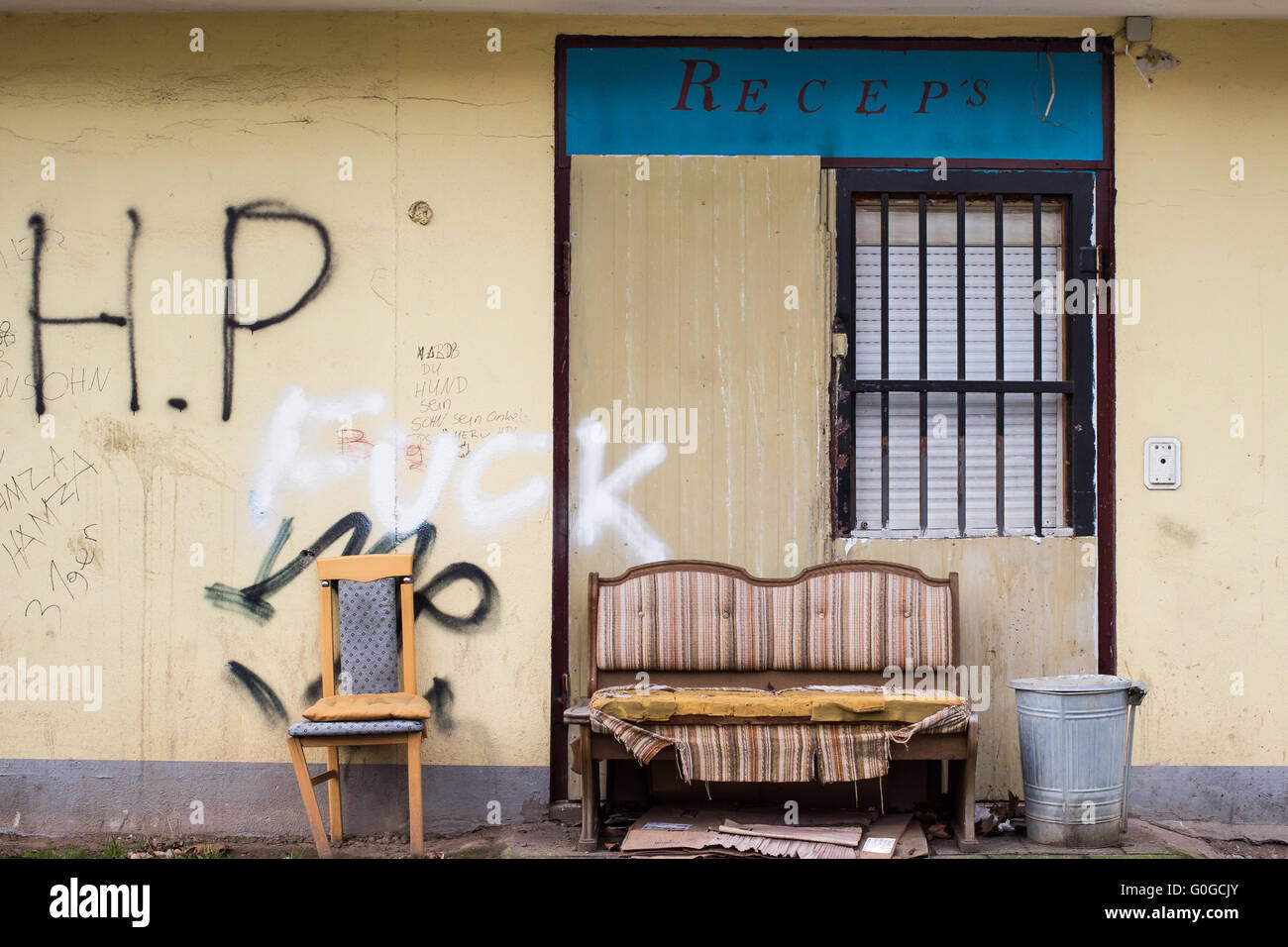 Ausrangierte alte Sofa und Sessel auf Straße Stockfoto