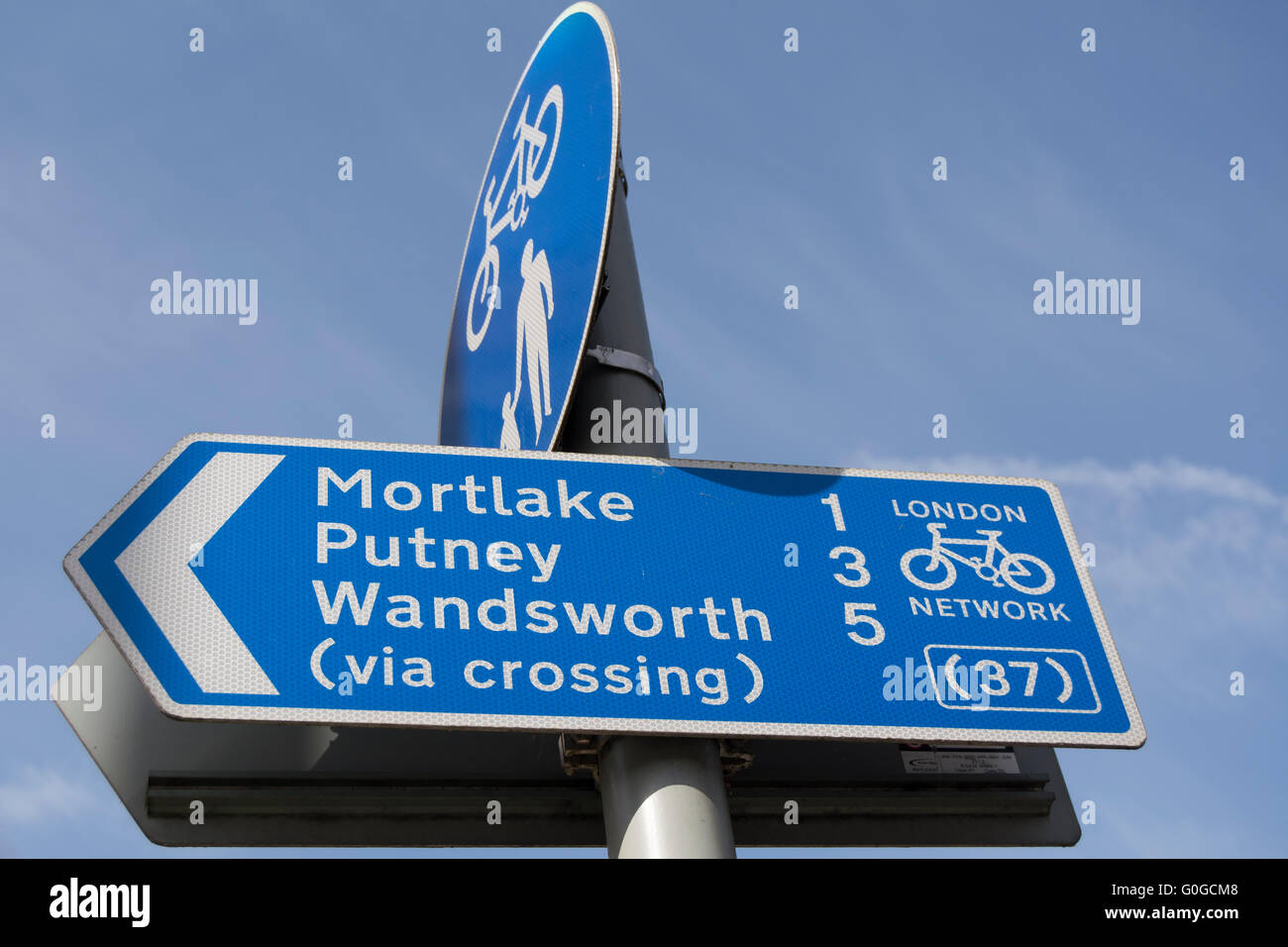 London cycle Network anmelden, der die Richtung und den Abstand zu den mortlake, Putney und wandsworth, unten ein Nicht-getrennten Pfad Zeichen Stockfoto