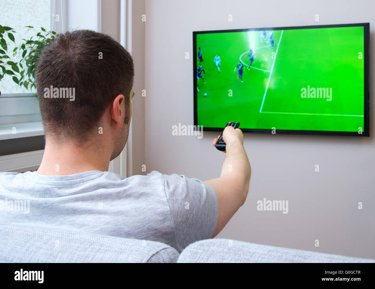 Man beobachtete Fußballspiel im Fernsehen zu Hause. Stockfoto