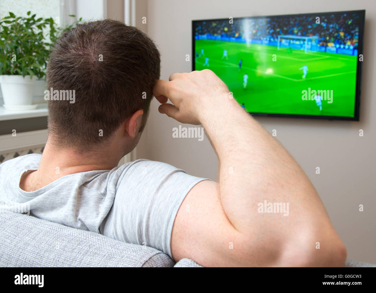 Man beobachtete Fußballspiel im Fernsehen zu Hause. Stockfoto