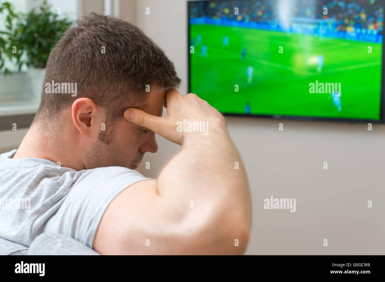 Man beobachtete Fußballspiel im Fernsehen zu Hause. Stockfoto
