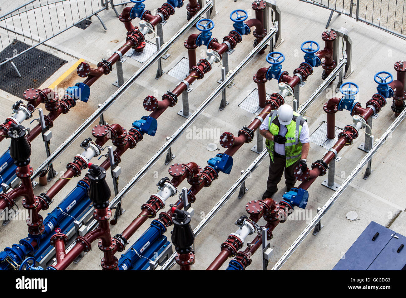 Rohre und Ventile im Abfall Wasseraufbereitungsanlage London Stockfoto