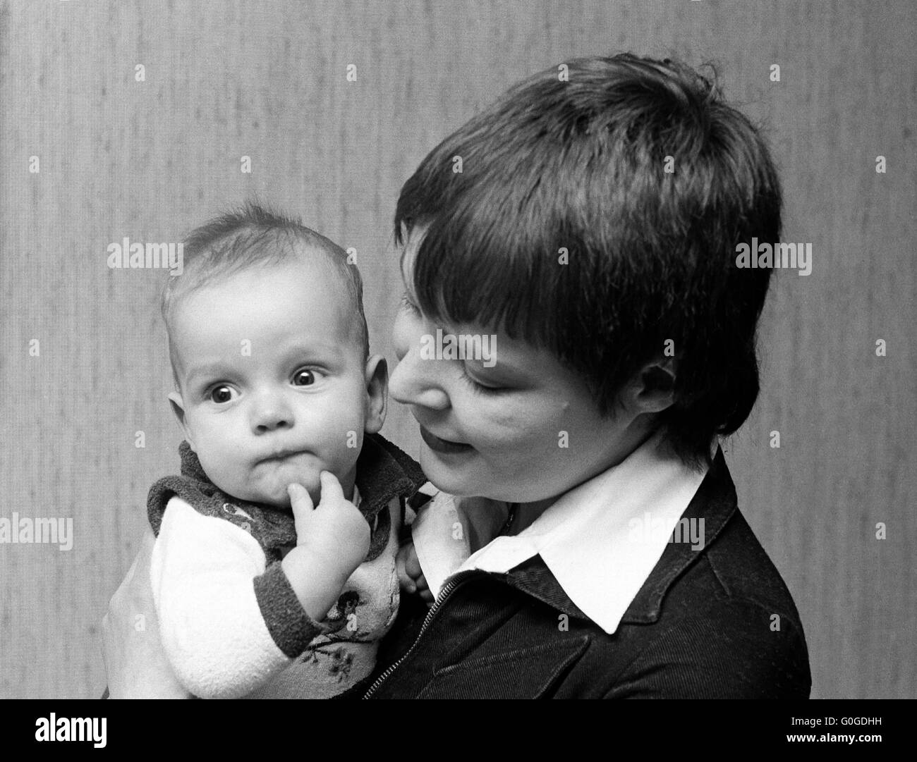 Der siebziger Jahre, schwarz / weiß Foto, Menschen, junge Frau 23 bis 30 Jahren trägt ein Kind 2 Jahre an den Armen, Monika, Andreas Stockfoto