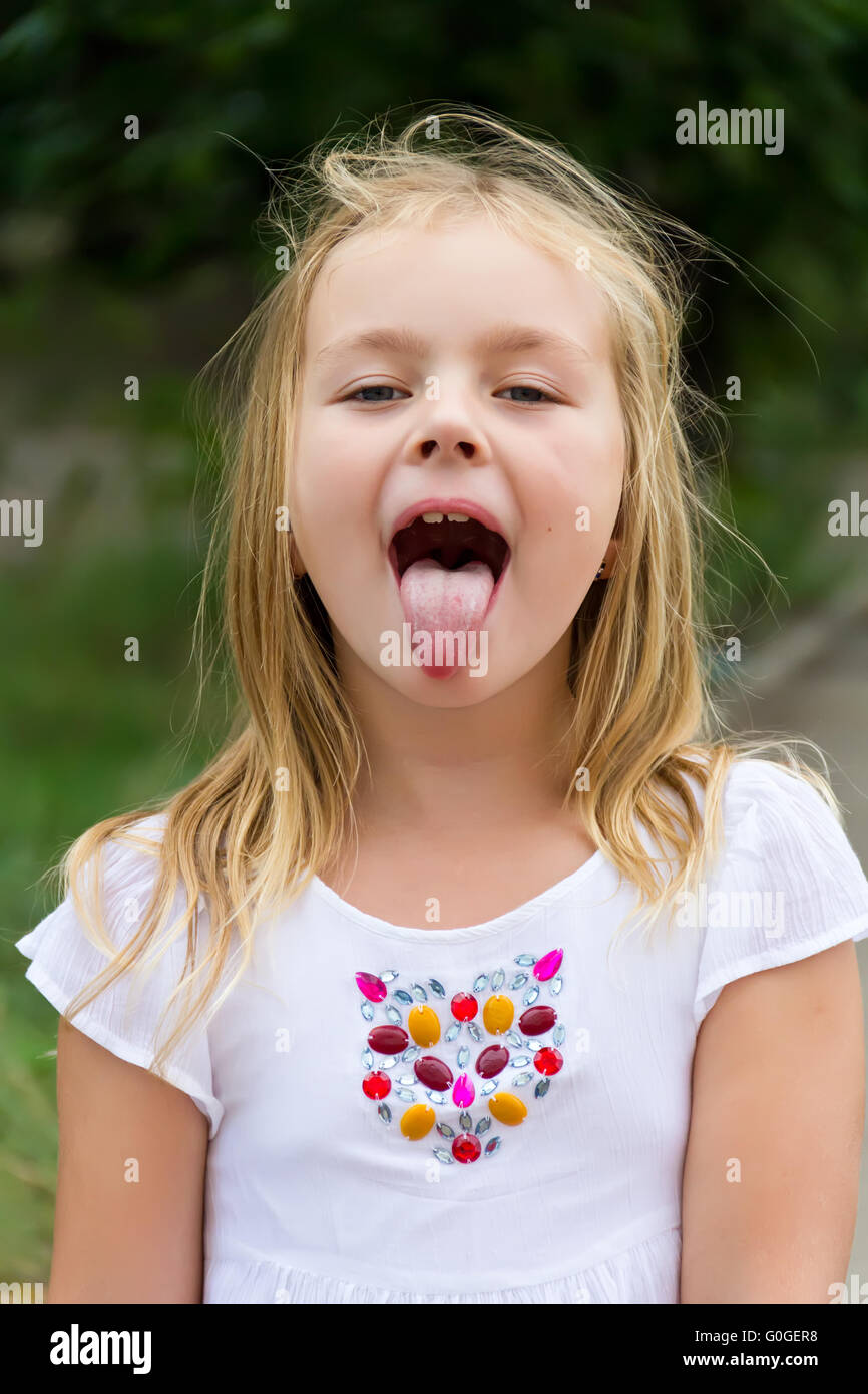 Nettes Mädchen mit löschte Zunge Stockfotografie - Alamy