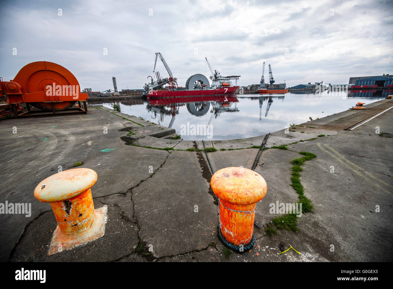 Schiffe und Kräne Forth Ports Leith Stockfoto