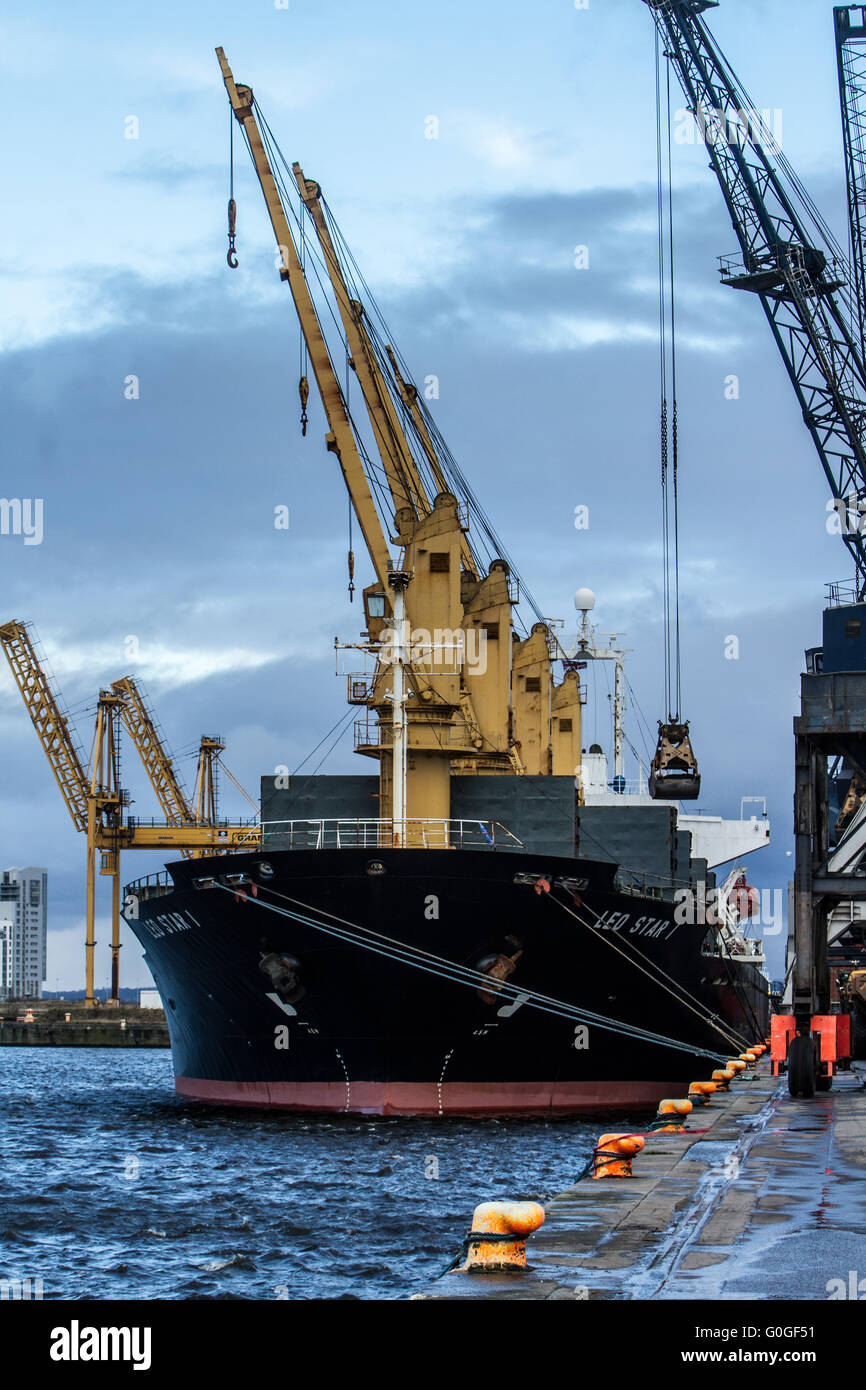Schiffe und Kräne Forth Ports Leith Stockfoto
