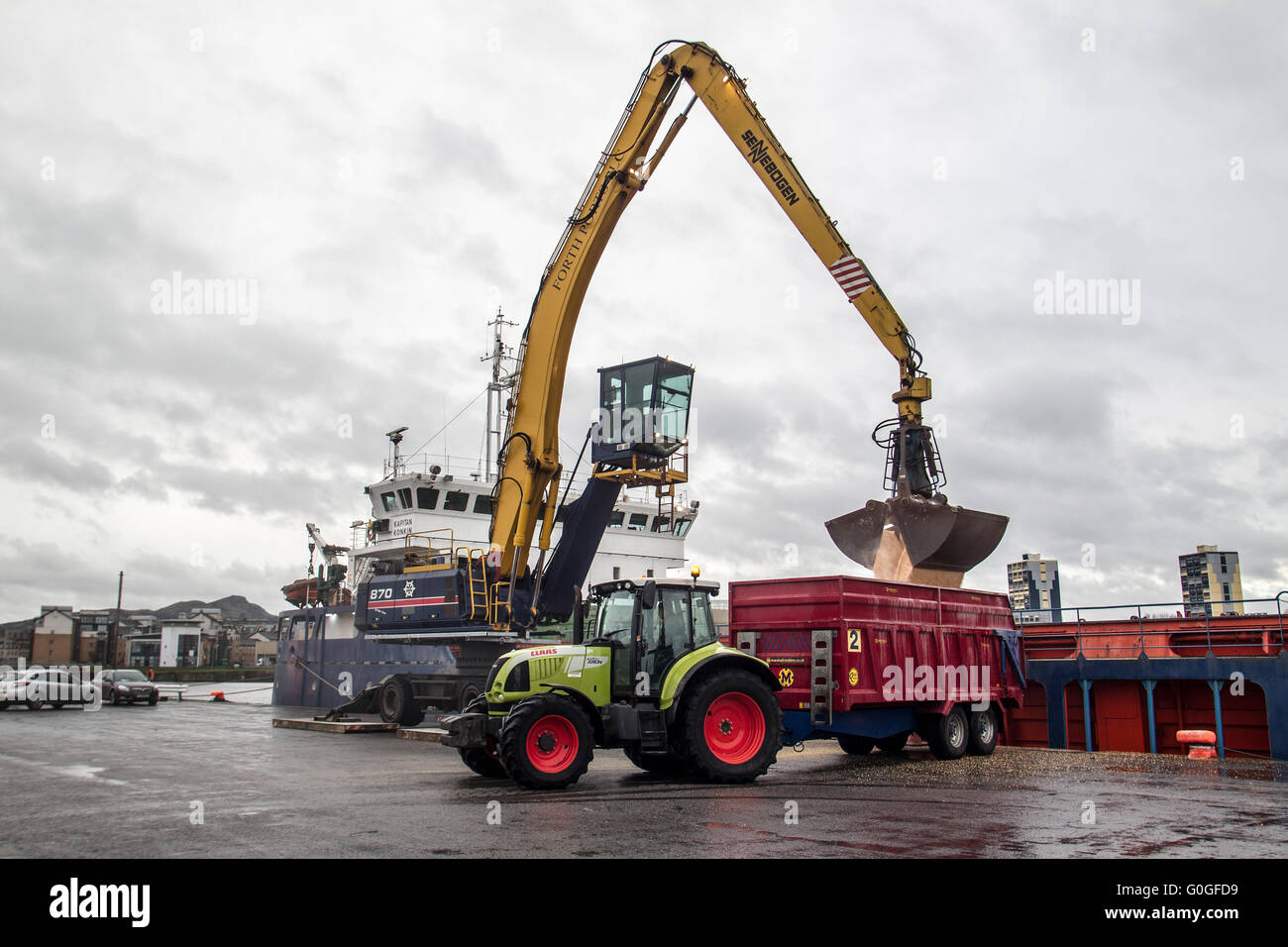 Schiffe und Kräne Forth Ports Leith Stockfoto