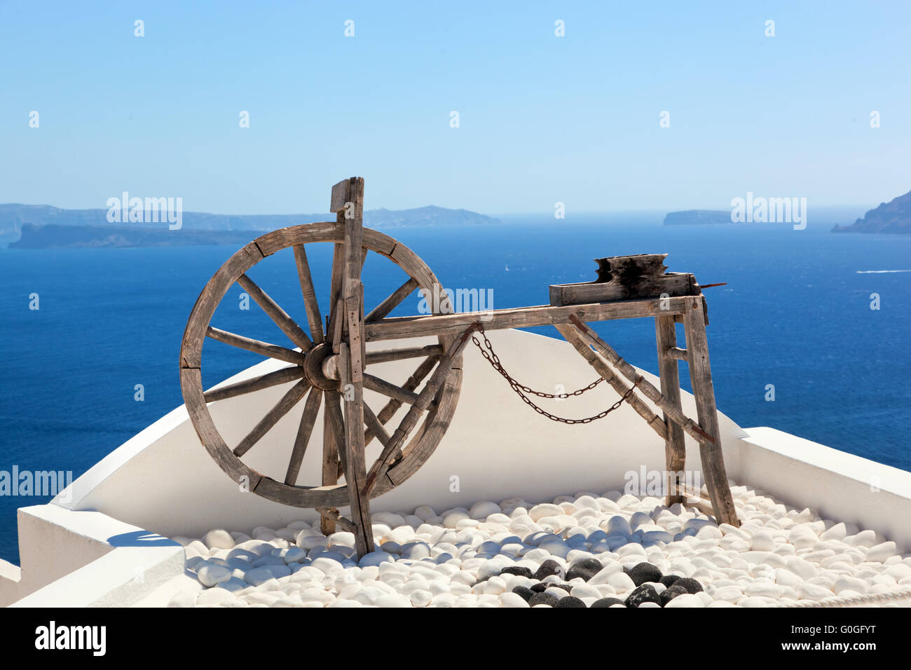 Alte Handwerkskunst-Maschine auf dem Dach des Gebäudes auf Santorini Insel Stockfoto