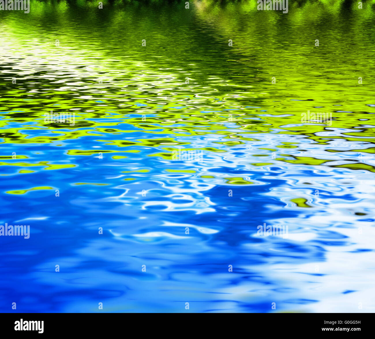 Reflexion der grünen Natur in sauberem Wasserwellen. Hintergrund Stockfoto