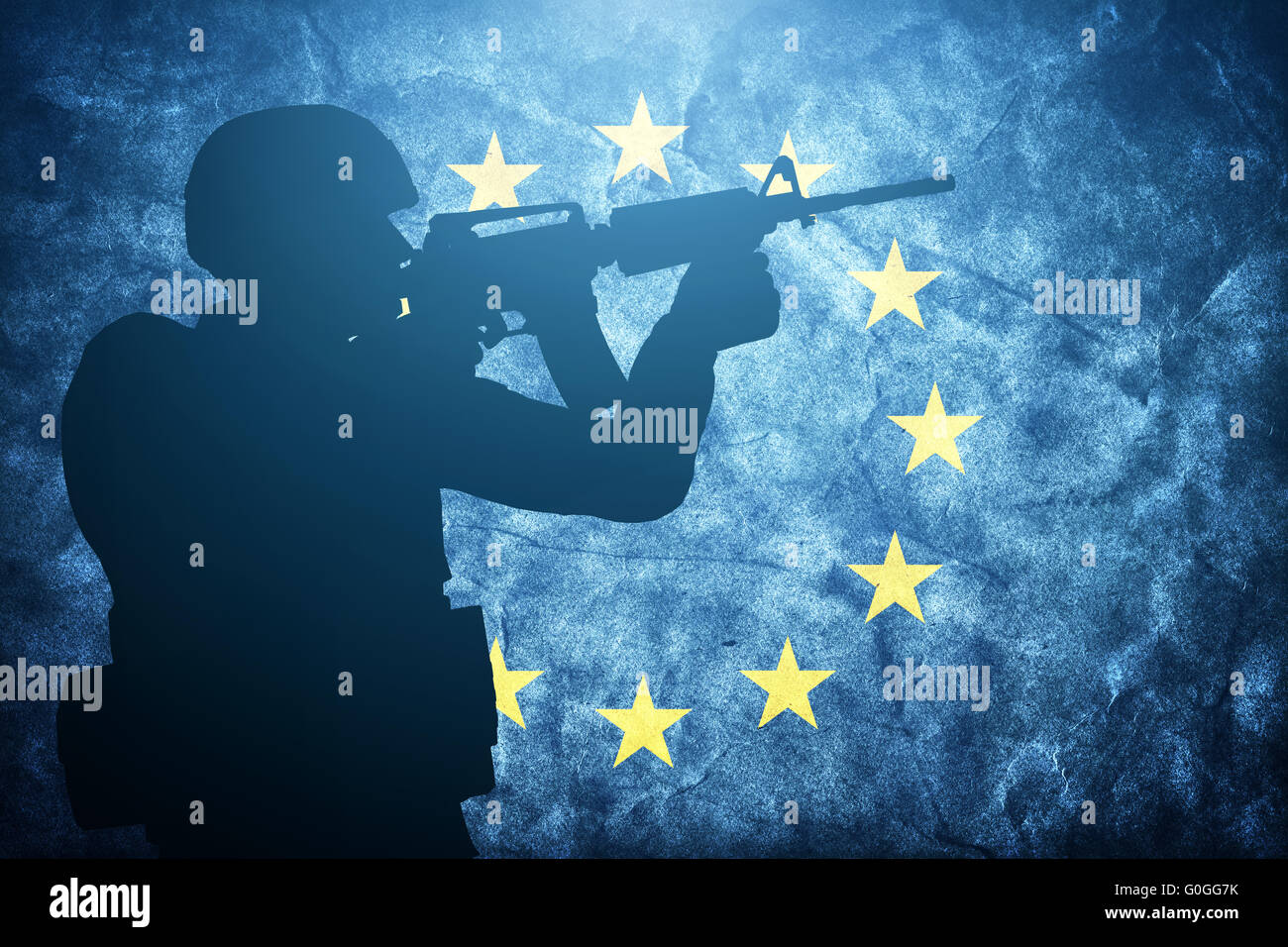 Soldat-Silhouette auf Grunge Fahne der Europäischen Union. Armee Stockfoto