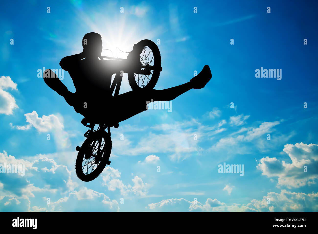 Mann springt auf bmx-Bike einen Trick gegen sonnigen Himmel durchführen. Extreme sport Stockfoto