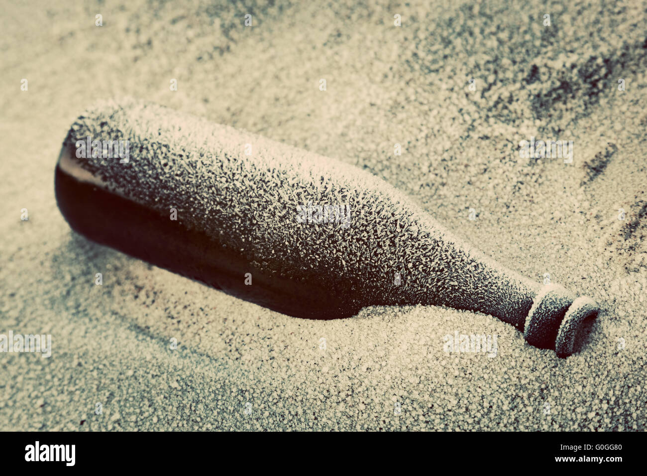 Alten gefrorene Flasche verloren am Strand. Winterkälte. Stockfoto