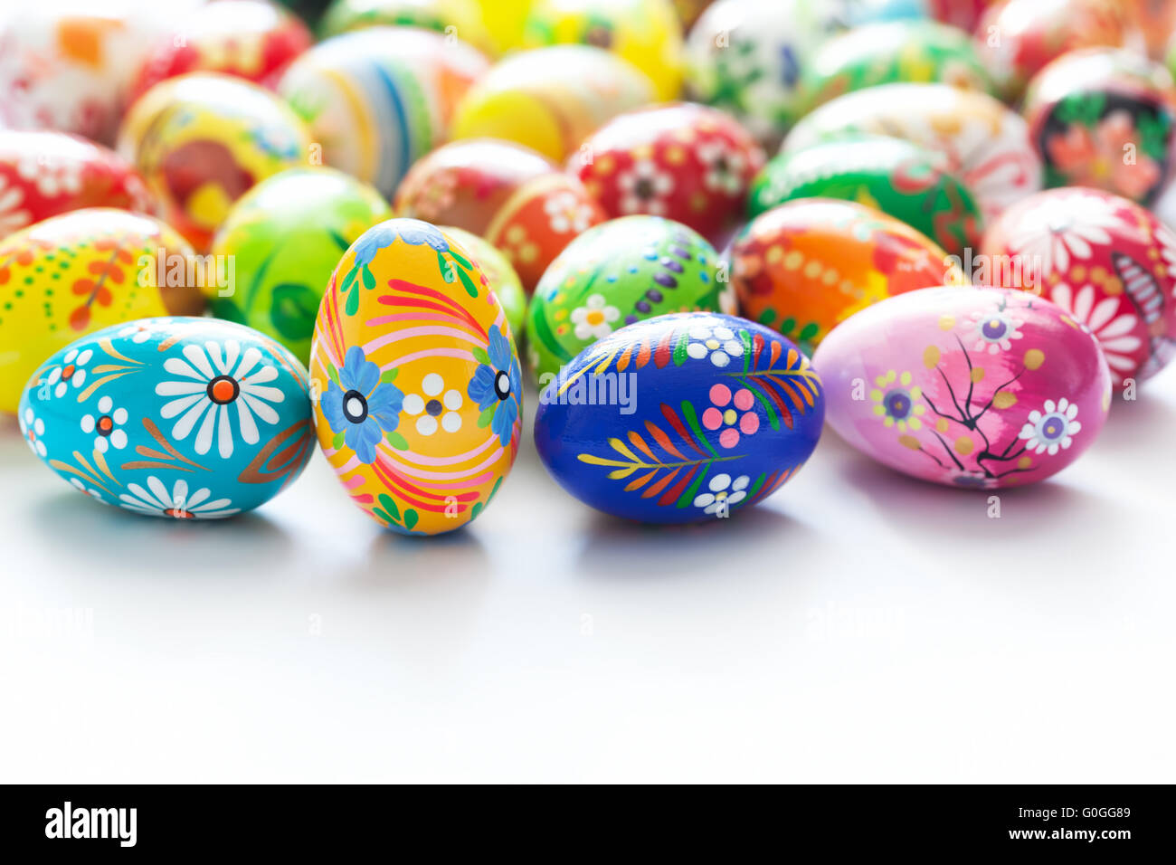 Hand bemalt Ostereier isoliert auf weiss. Floral Stockfoto