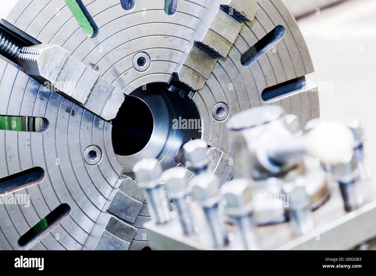 Bohren, Bohr- und Fräsmaschine in Werkstatt. Industrie Stockfoto