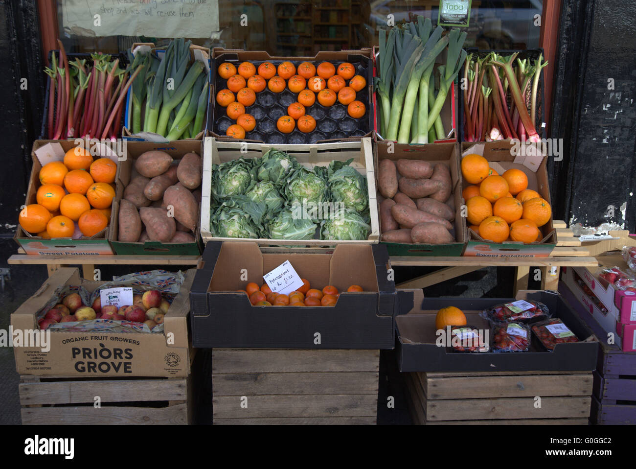 Obst und Gemüse verpackt und präsentiert Shop-front-Stil Stockfoto