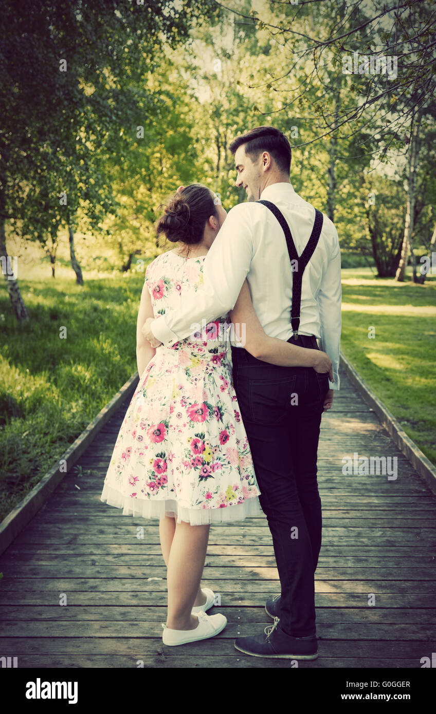 Junges Paar Umarmung auf Holzweg stehend Stockfoto