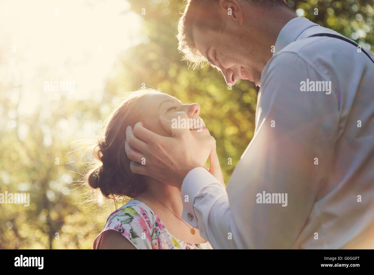 Junge romantisch zu zweit in der Sonne flirten. Vintage love Stockfoto