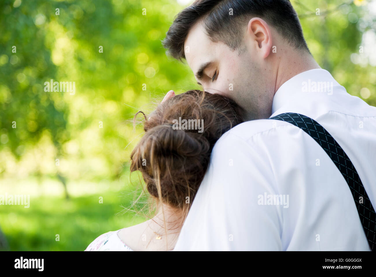 Schönen jungen Mann sanft küssen seine Verlobte. Liebe Stockfoto