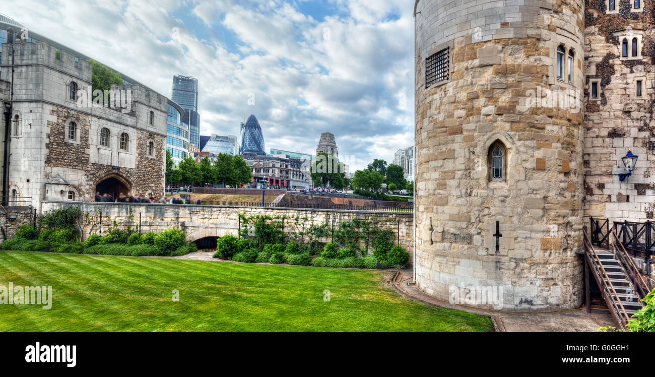 Der Tower of London und der Stadtteil Wolkenkratzer Gherkin, dem Vereinigten Königreich. Stockfoto