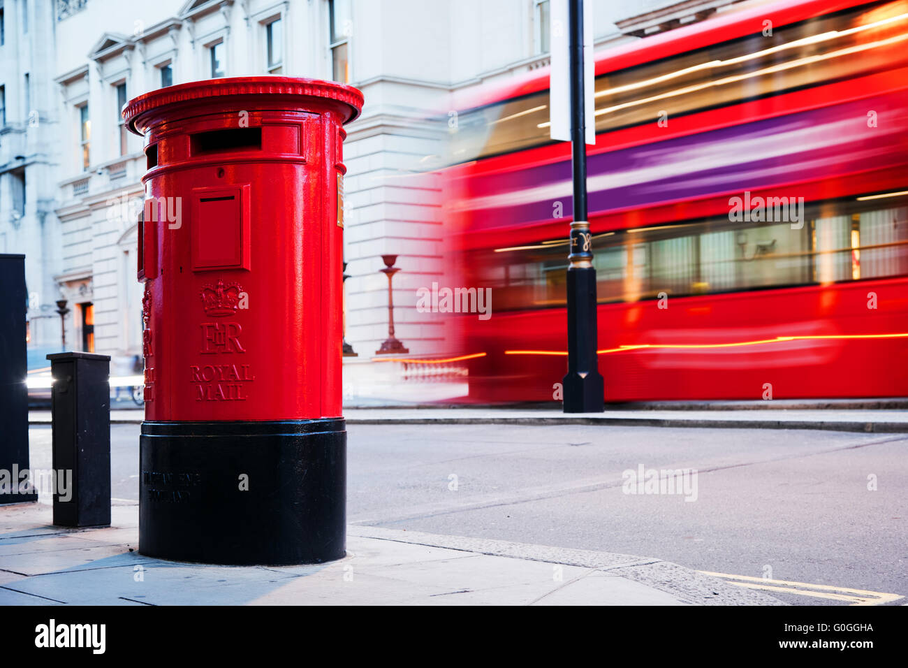 Traditionellen roten Mail Letter Box und rot Bus in Bewegung in London, Großbritannien. Stockfoto