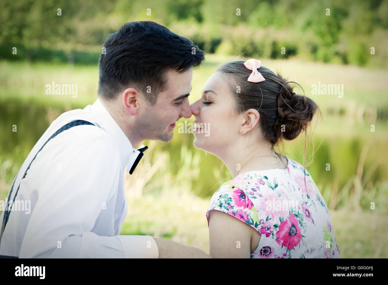 Junges Paar in Liebe einander zu betrachten. Sommerpark Stockfoto