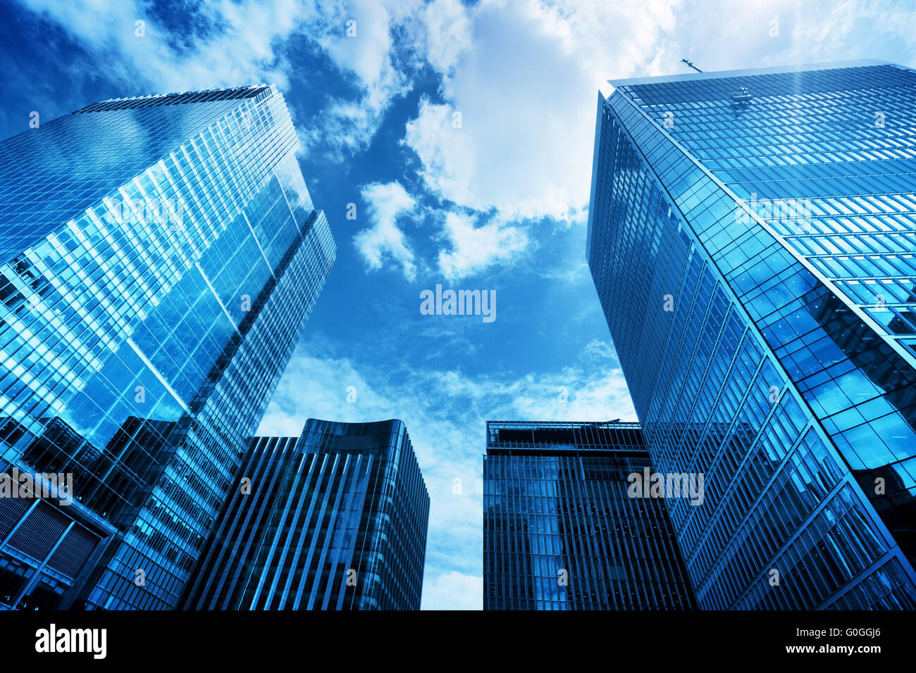 Moderne Wolkenkratzer, Hochhäuser, Architektur, die Erhöhung in den Himmel, Sonne Stockfoto