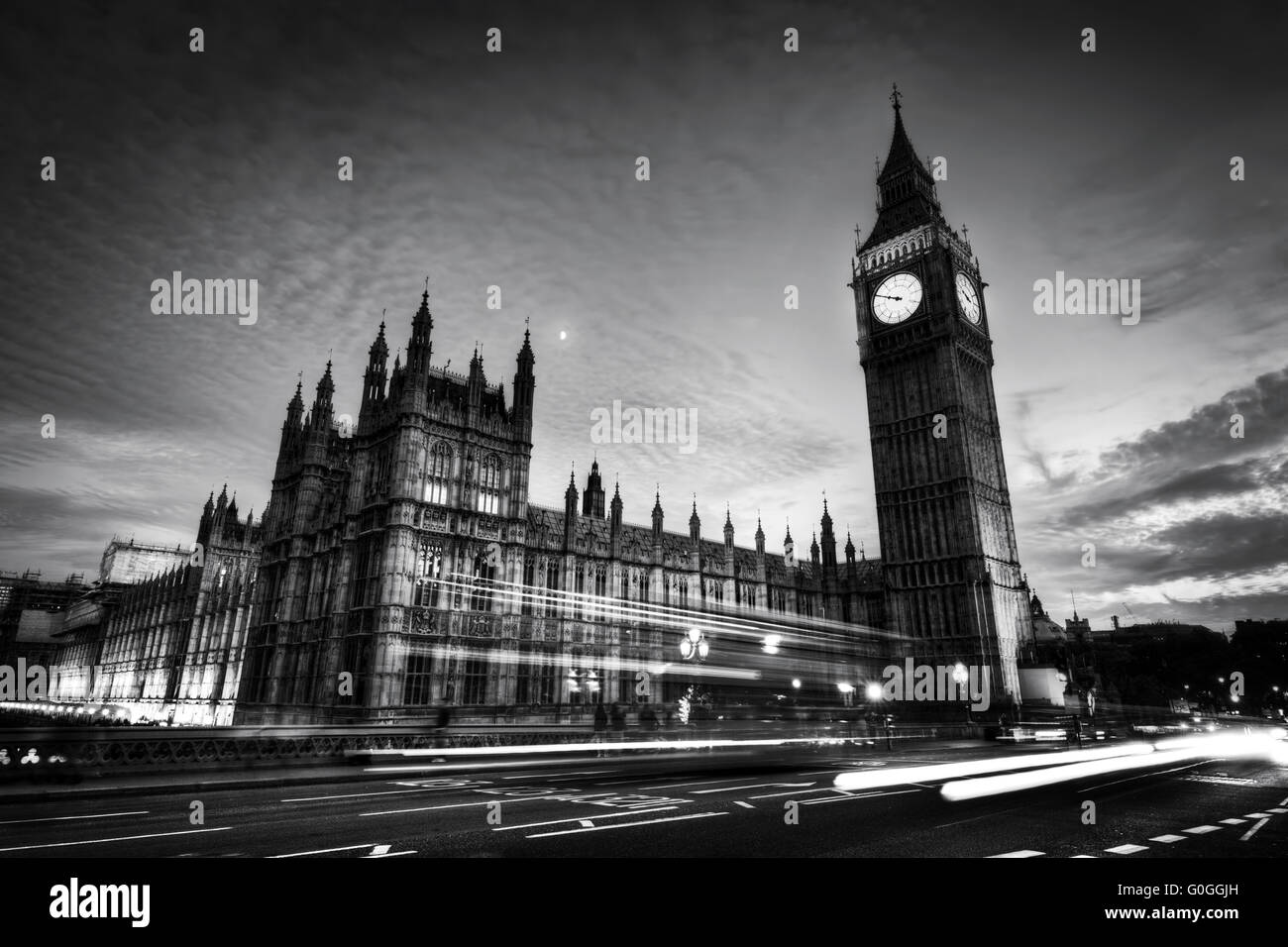 Roter Bus, Big Ben und Westminster Palace in London, Großbritannien. Bei Nacht. Schwarz / weiß Stockfoto