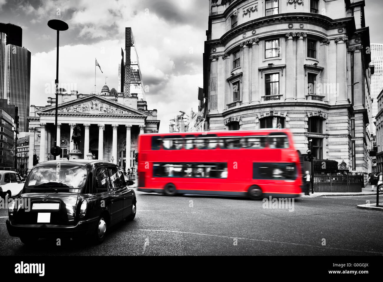 Bank of England, der Royal Exchange in London, Großbritannien. Schwarzes Taxi Cab und roten Bus. Stockfoto