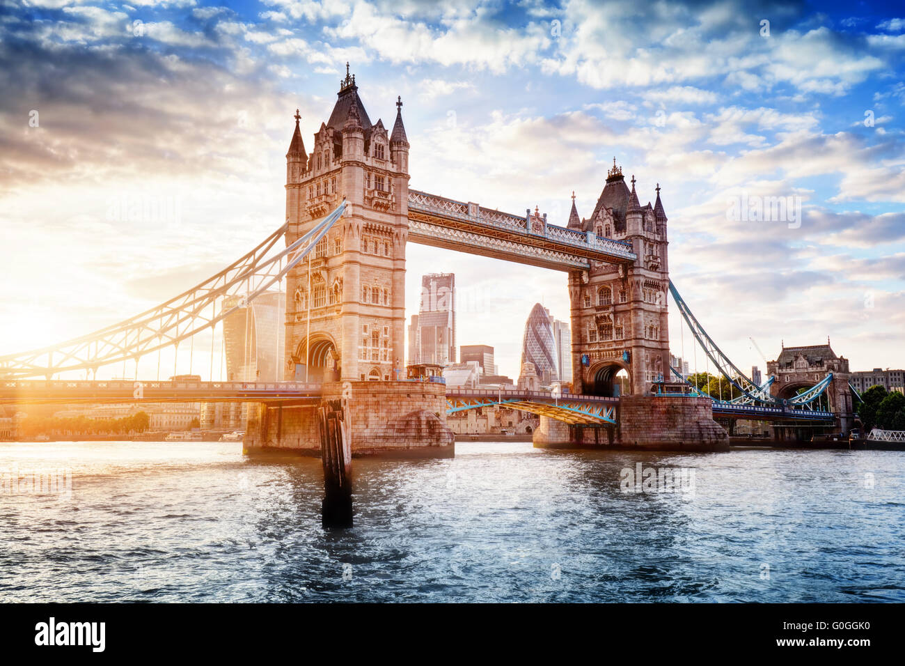 Tower Bridge in London, UK bei Sonnenuntergang. Zugbrücke öffnen Stockfoto