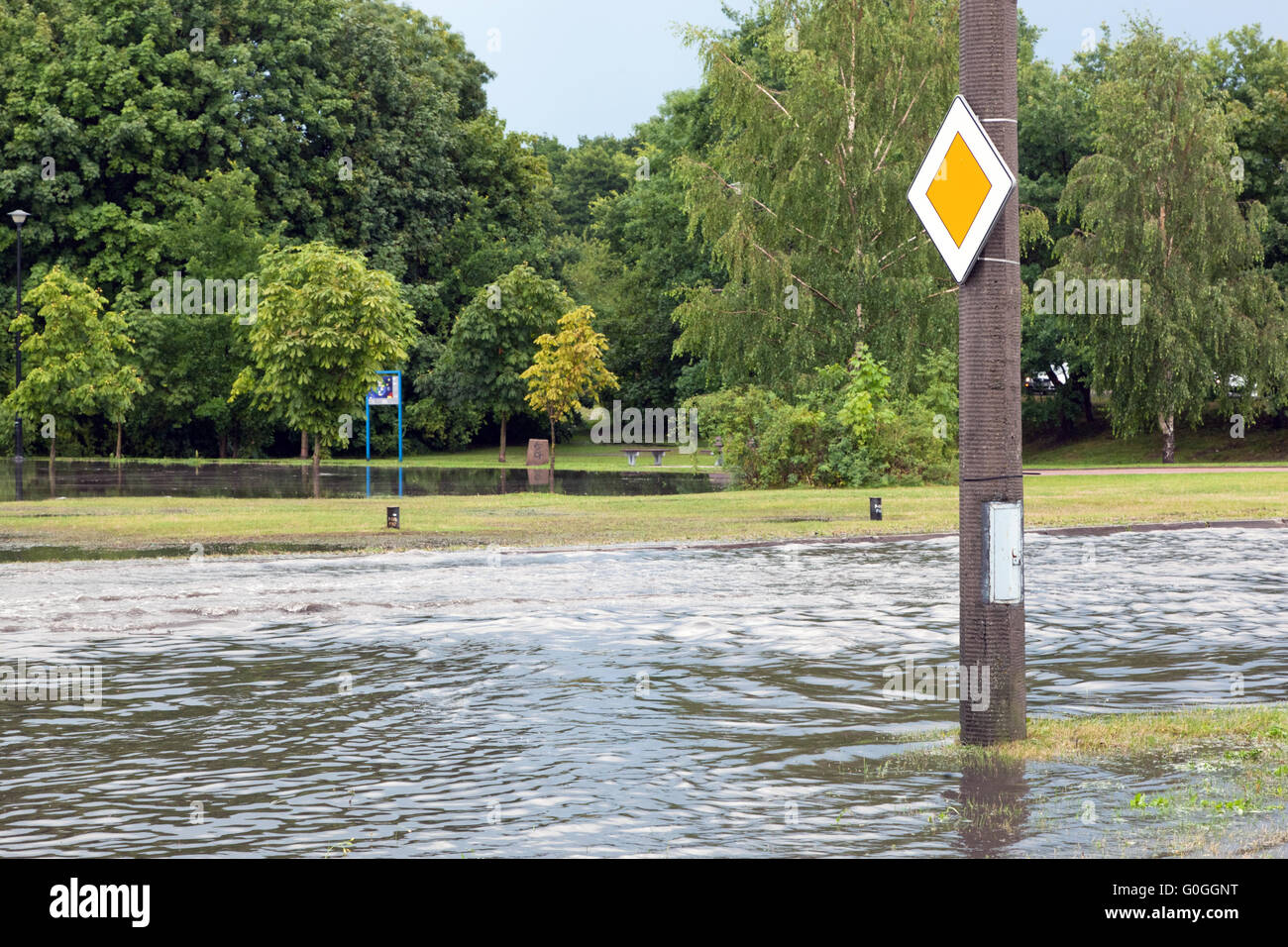 Straßenschild in Hochwasser in Danzig, Polen getaucht. Stockfoto