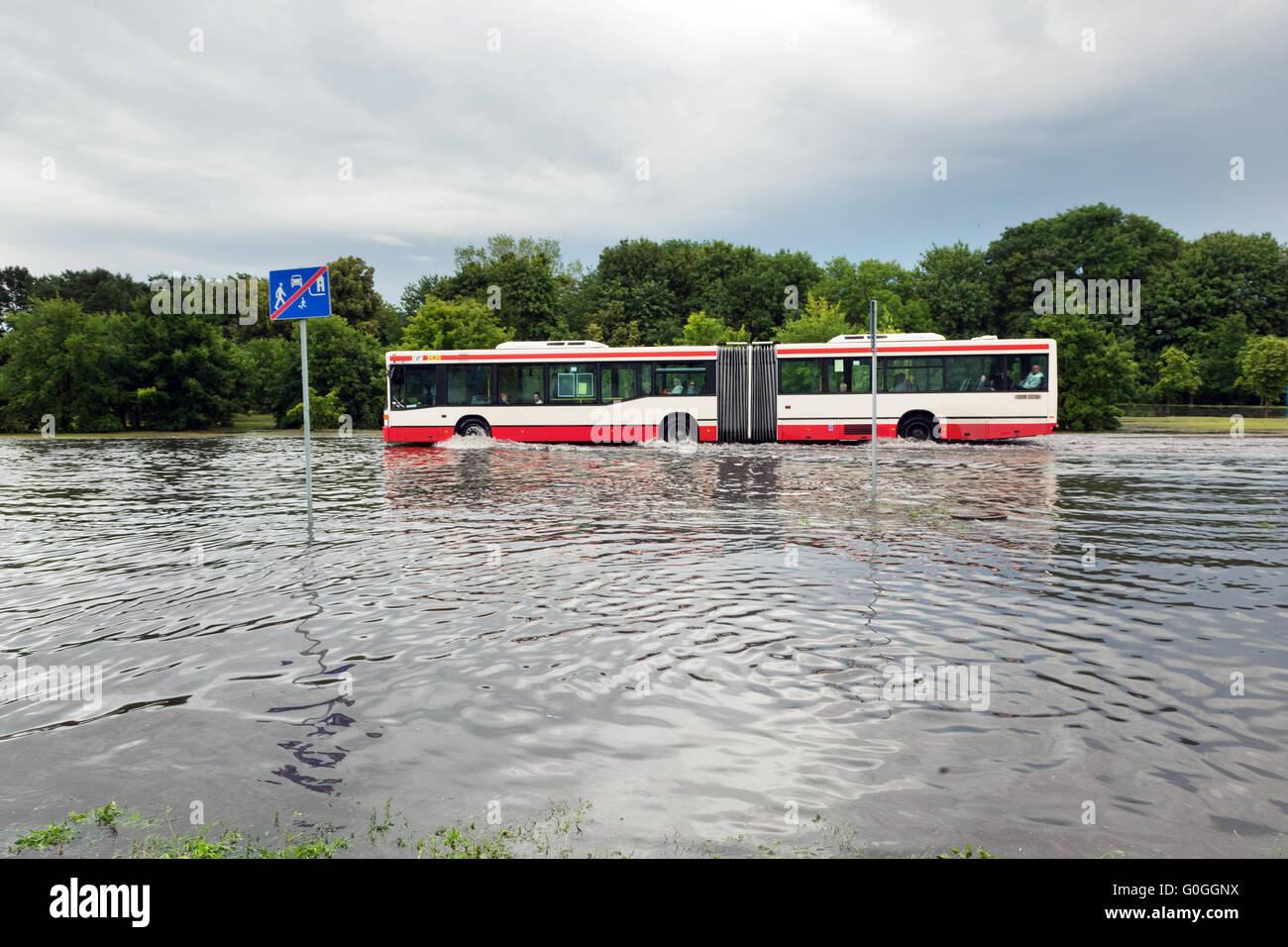 Bus versucht, gegen die Flut auf der Straße in Danzig, Polen zu fahren. Stockfoto